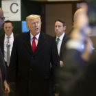 El presidente de Estados Unidos, Donald Trump, habla con los medios de comunicación.