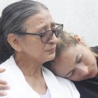 Rita Lucas recibe el consuelo de su otro hijo tras la muerte de Juan Gregorio Garcés Lucas.