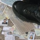 Hallazgo. En la vivienda utilizada para esconder objetos robados encontraron cientos de cédulas de identidad.