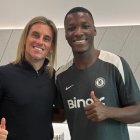 Sebastián Beccacece (i) observó a Niño Moi durante la victoria del Chelsea 1-0 ante Pafos por la Champions League.