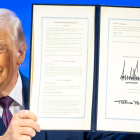 El presidente de Estados Unidos, Donald Trump, sostiene una carta fundacional firmada en la reunión de la "Junta de la Paz".