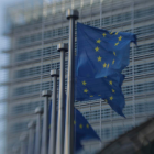 Banderas de la Unión Europea frente a la sede de Bruselas, en el marco de la reunión de líderes para revisar estrategias ante las tensiones con Estados Unidos.