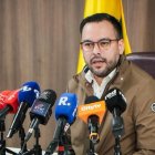 El ministro de Minas y Energía, Edwin Palma, informó que la decisión se toma en reciprocidad a la tasa de seguridad del 30 % impuesta por Ecuador.