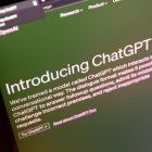 Fotografía que muestra una computadora con la portada de ChatGPT, un programa de inteligencia artificial desarrollada por la empresa OpenAI.