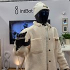 Nylo saluda y conversa con asistentes del CES 2026, mostrando la robótica social del futuro en acción.