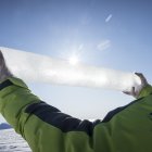 Proceso de extracción de una muestra de hielo del Monte Elbrús, en Rusia.