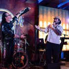 El cantante guayaquileno Luis Alcívar (c) invitó a cantar un tema al artista chileno Quique Neira (ex-Gondwana), durante su show en el Hard Rock Cafe Santiago, el 18 de diciembre de 2025.