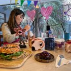 Los café arte brindan la posibilidad de combinar gastronomía con actividades artísticas manuales.