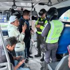Conductor de bus detenido por superar el límite de alcohol permitido durante operativo de seguridad vial en Quito.