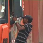 Este sujeto amenaza a los conductores en la vía Perimetral. Su accionar fue captado por la cámara de TC Televisión.