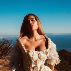 Con guiños a Lady Di, Karol G reinterpreta el estilo clásico en clave nostálgica y poderosa.