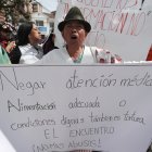 Una familiar de presos recluidos en las cárceles de Ecuador sostiene un cartel el miércoles, durante una protesta frente al Servicio Nacional de Atención Integral a Personas Adultas Privadas de la Libertad (SNAI), en Quito (Ecuador).