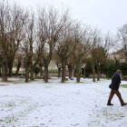 Un hombre camina a lo largo de un parque cubierto de nieve en la ciudad española de Zamora, este viernes 23 de enero de 2026.