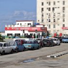 Vehículos haciendo fila para abastecerse de combustible este 21 de enero de 2026, en La Habana (Cuba).