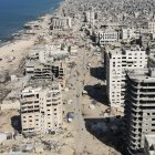 Una vista aérea muestra el área dañada por la guerra que rodea el puerto de la ciudad de Gaza el 20 de octubre de 2025, durante un alto el fuego