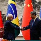 Fotografía del presidente de china, Xi Jinping (d), junto a su homólogo brasileño, Luiz Inacio Lula da Silva (i).