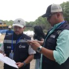 Equipo municipal llegó a Puná para notificar a las empresas.