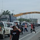 Problema. En esta zona de la via a Samborondón hay mucho tráfico y los peatones buscan formas para cruzar.