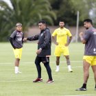 El estratega venezolano César Farías (c) estuvo atento para corregir las fallas de los jugadores de Barcelona en el penúltimo entrenamiento en el complejo de Puembo.