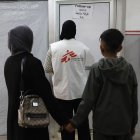 Pacientes. Pacientes siguen a un miembro del personal de Médicos Sin Fronteras (MSF) hacia la sala de seguimiento en una clínica.