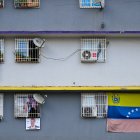 Venezuela. Afiche­s de campaña que muestran al destituido presidente venezolano Nicolás Maduro cuelgan de las ventanas de un complejo de viviendas construido por el Estado.