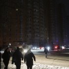 Nieve. La nieve cubre los espacios infantiles, como los parques, en la ciudad de Leópolis, en Ucrania.