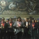 Fotografía de archivo del 16 de junio de 2025 que muestra a la entonces fiscal general de Perú, Delia Espinoza (c), participando en una vigilia en Lima (Perú).