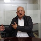 Henry Llanes, presidente del Frente por un Nuevo IESS, habla sobre la disputa por la vocalía al diario Expreso.