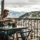 Café Mosaico es un sitio clásico que abrió sus puertas en 2003. Desde ahí se puede mirar la capital con un café en mano.