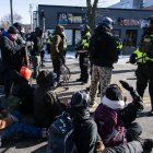 Los oficiales de conservación del Departamento de Recursos Naturales de Minnesota hacen guardia junto a los manifestantes en Mineápolis, Estados Unidos.
