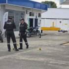 En esta gasolinera ocurrieron dos crímenes, con diferencia de siete horas. La Policía investiga si el segundo fue represalia por la muerte de un delincuente en una balacera.