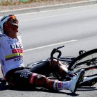 Jhonatan Narváez se mostró bastante adolorido tras la dura caída.