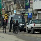 Personal del Grupo de Intervención y Rescate (GIR) revisó esta camioneta por la alerta de bomba.