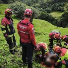 Los bomberos rescataron a dos personas que quedaron atrapadas en el furgón.