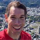 Alex Honnold escala el Taipei 101 únicamente con sus manos.