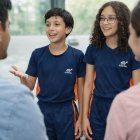 Los adultos transmiten valores y formas de resolver conflictos a través de su comportamiento diario, convirtiéndose en el principal modelo para niños y adolescentes.