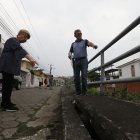 Habitantes de Cumbres Bajas de Los Ceibos y Santa Cecilia señalan los daños que desde hace años se registran en los bordes del canal.