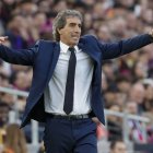 El entrenador del Real Oviedo, Guillermo Almada, durante el partido de LaLiga disputado ente el FC Barcelona.