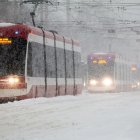 Fotografía del 25 de enero de 2026 de tranvías que transitan por el centro de Toronto (Canadá).