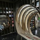 Esta fotografía, tomada el 19 de diciembre de 2025, muestra a una mujer leyendo un libro en una librería de Pekín.