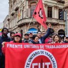 Militantes del FUT marchan para exigir respeto a la vocalía de los asegurados del IESS y rechazar su definición por la vía judicial.