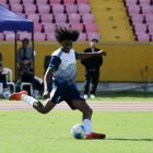 Dayan Caicedo es la muralla de los ambateños y quien motiva y guía a sus compañeros.