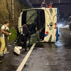 Un volcamiento de un bus interprovincial y otro accidente de tránsito se registraron en la av. Simón Bolívar, este 27 de enero de 2026.