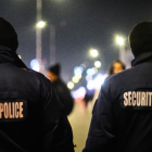 Referencial. Agentes de ICE durante una ronda nocturna en EE. UU., donde ecuatorianos detenidos pueden contactar la línea de emergencia consular para asistencia inmediata.