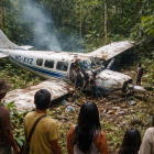 Referencial. Avioneta accidentada en la selva de Taisha, Morona Santiago. Comuneros observan los restos entre la vegetación.