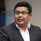 Luis Fernando Molina, asambleísta de la RC, presenta oficialmente el juicio político con 53 firmas de apoyo.