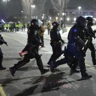 Policías enfrentan manifestantes afuera de un hotel en Minneapolis, Minnesota (EE.UU.).