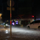 Referencial. Conducir bajo la lluvia en Ecuador exige precaución: el mantenimiento vehicular y la velocidad adecuada son claves para evitar choques.