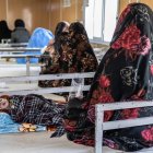 Esta fotografía, tomada el 8 de enero de 2026, muestra a mujeres afganas con sus hijos desnutridos en un hospital de Herat.