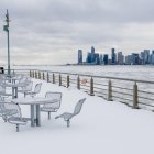 Fotografía donde se observa el río Hudson congelado tras la tormenta invernal en Nueva York (Estados Unidos).